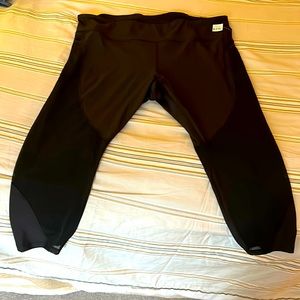 Women’s plus athletic leggings.4X black Old Navy NWT. Unworn- pockets
